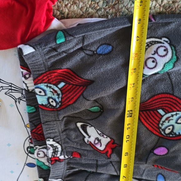 JAMMIES FOR FAMILIES WOMEN'S RED & GRAY NIGHTMARE BEFORE CHRISTMAS PJ SET 12 - Picture 14 of 14